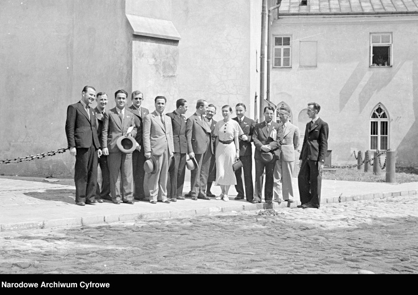 Zdjęcie grupowe (1938).

Grupa osób ustawiła się do zdjęcia...
