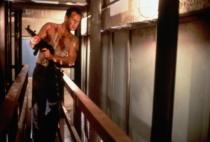Nowojorski policjant, John McClane odwiedza swoją żonę Holly...