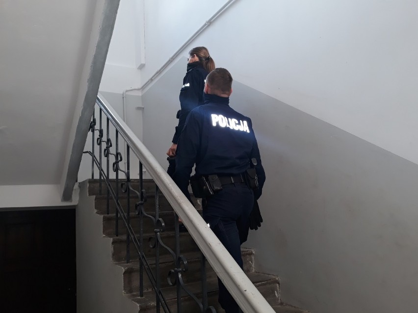 Policjanci z Rypina kontrolują mieszkańców w związku z koronawirusem. Sypią się mandaty [zobacz zdjęcia]