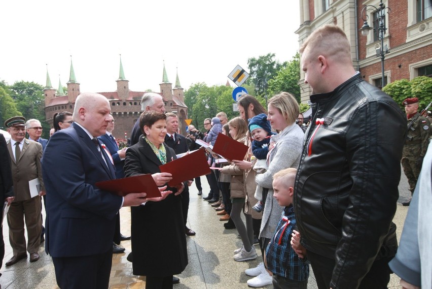Obchody święta 3 maja w Krakowie. Wręczono odznaczenia państwowe oraz akty nabycia polskiego obywatelstwa [ZDJĘCIA]