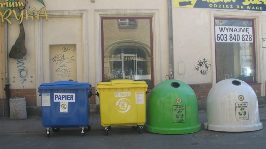 Segregowane odpady można wrzucać do specjalnie oznaczonych...