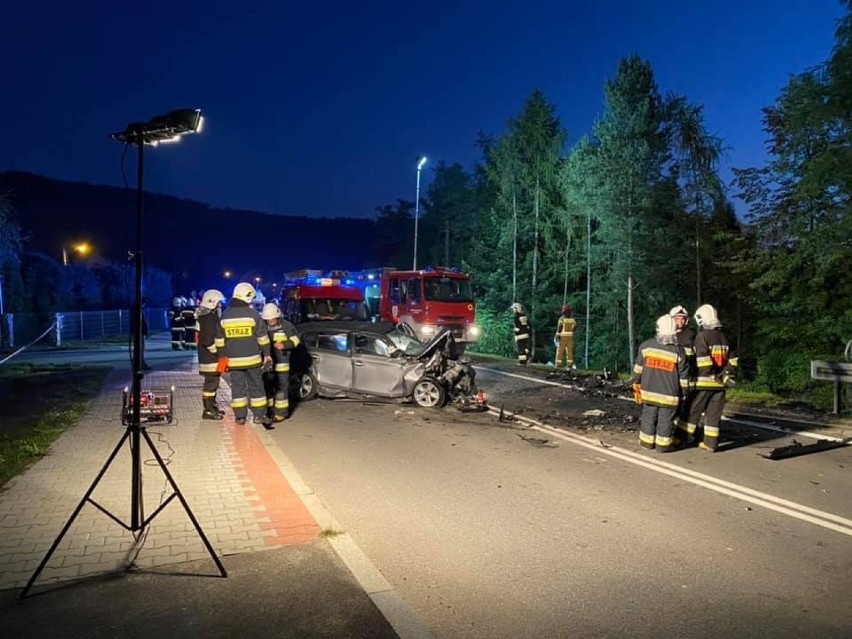 Zabrzeż wypadek. Czołowe zderzenie na drodze wojewódzkiej. Trzy poszkodowane osoby trafiły do szpitala [ZDJĘCIA]