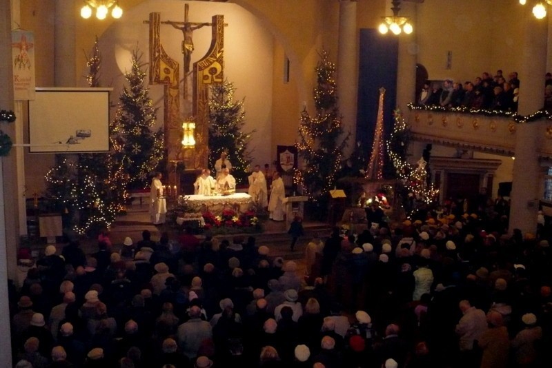 Kościół pw. Najświętszego Zbawiciela byl wypełniony po...