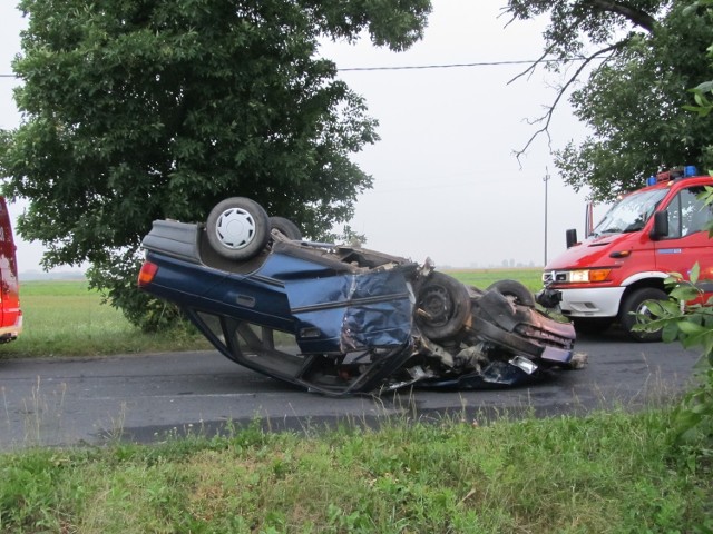 Wypadek w Dąbiu. Po uderzeniu w drzewo auto dachowało