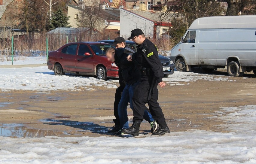 Policja, po krótkim pościgu zatrzymała młodego mężczyznę,...