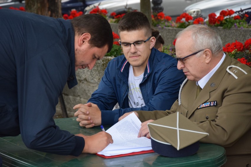 Na Rynku w Kraśniku zbierano podpisy osób sprzeciwiających...