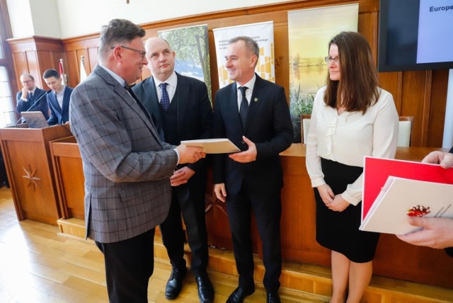 Podpisanie i wręczenie umów na dofinansowania w Urzędzie Marszałkowskim w Toruniu