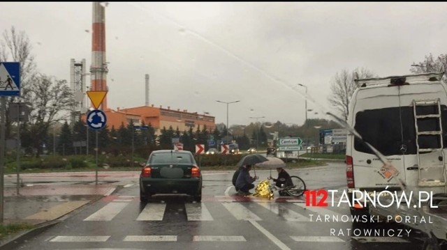 Potrącenie rowerzysty miało miejsce na oznakowanym przejściu dla pieszych i przejeździe rowerowym na rondzie u zbiegu ulic Spokojnej i Elektrycznej w Tarnowie, 5.11.2022