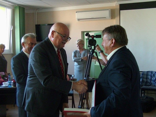 Kazimier Szarżanowicz, wójt gminy Stargard (z lewej) pożegnał się dziś z radą.