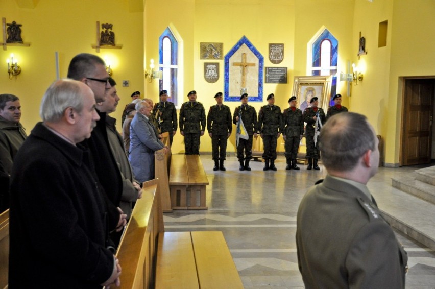 Żołnierze, władze samorządowe, środowiska kombatanckie oraz...