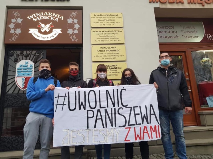 Nowy Sącz. Młodzi sądeczanie solidarni z Białorusią. Wywiesili transparenty i domagają się interwencji parlamentarzystów [ZDJĘCIA]