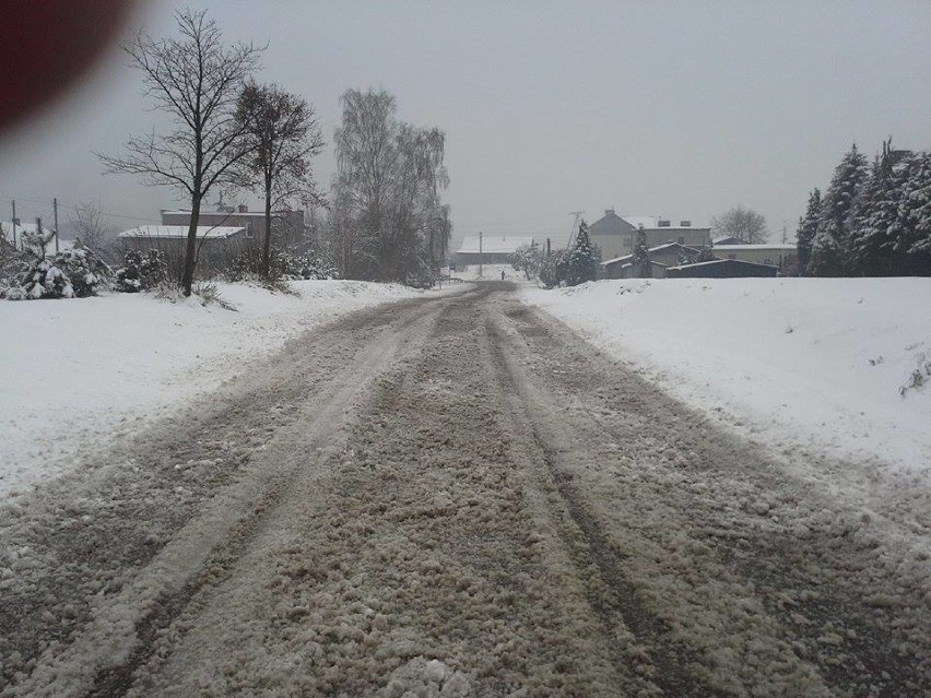 Na drogach jest śnieg i błoto pośniegowe