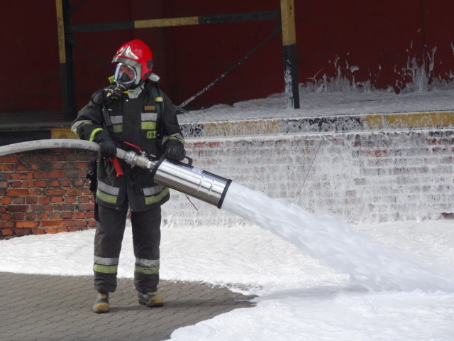 "Stomil" Poznań został 41 lat temu podpalony ponoć z zemsty. Ogień strawił magazyny i pomieszczenia walcowi. Odgruzowywanie trwało pół roku. Straty zaś wyniosły 100 mln zł. Dziś na terenie zakładu ćwiczyło pięćdziesięciu strażaków.


Zobacz więcej: "Stomil" Poznań - Na terenie zakładu ćwiczyło pięćdziesięciu strażaków