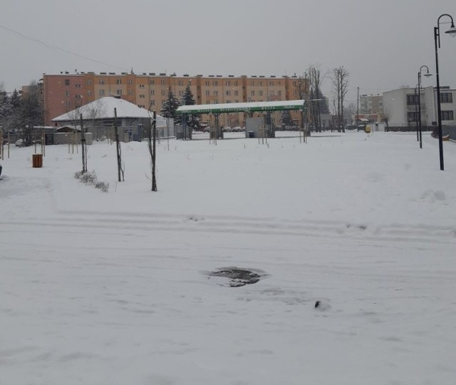 Od kilku dni mamy prawdziwą zimę. Cała Włoszczowa pokryta jest śniegiem. Na ulicach jest mało ludzi, jeździ niewiele samochodów. Zobacz zdjęcia, jak w sobotę wyglądało miasto w zimowej scenerii.

WIĘCEJ NA NASTĘPNYCH SLAJDACH >>>>>>>>>>>>>>>