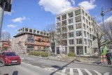 Rybnik. W centrum rośnie potężny apartamentowiec - zdjęcia. To nie dzieło dewelopera, a inwestycja TBS-u. Budują 80 mieszkań dla rodzin 