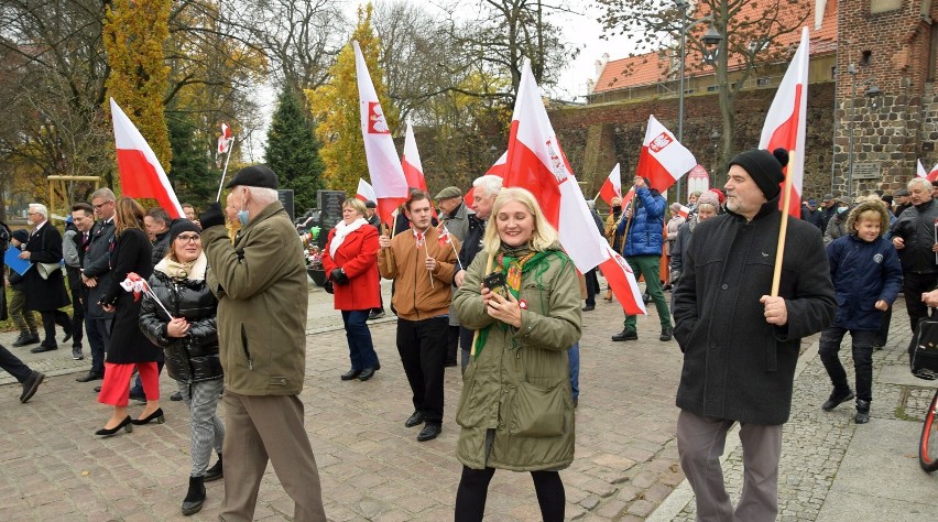 Marsz Niepodległości w Stargardzie. Szli z flagami narodowymi do tablic i pomników 