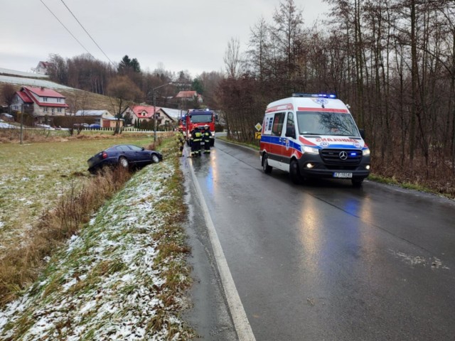 Gdy strażacy dojechali na miejsce wypadku w Siedliskach (gmina Tuchów), samochód osobowy leżał w przydrożnym rowie