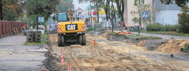 Prace, związane z przebudową ul. Piłsudskiego w Nowej Soli, rozpoczęły się pod koniec marca. Ze względu na to, że remont dotyczy głównej trasy w centrum, podzielono go na cztery etapy. Obecny jest już ostatnim o dotyczy odcinka od ul. Drzewnej do skrzyżowania.