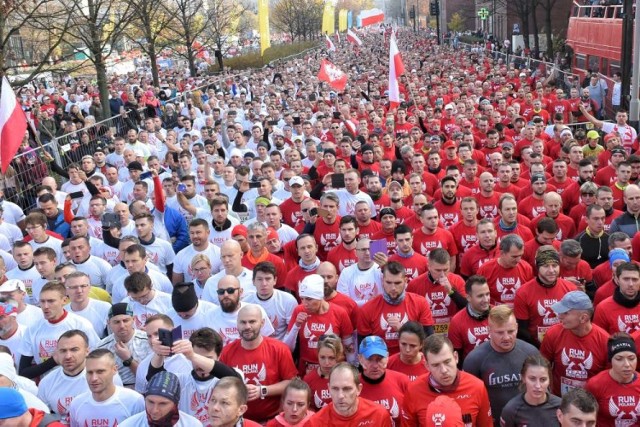 O godz. 11.11 z ul. Solnej wystartował Bieg Niepodległości. W tym roku bierze w nim udział ok. 25 tysięcy osób. Zobacz w galerii zdjęcia ze startu ------->