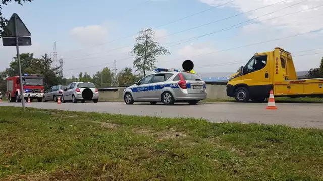 Na ul. Osieckiej w Olkuszu zderzyły się dwa samochody - renault clio i peugeot 406. Kierująca renault została przewieziona do szpitala
