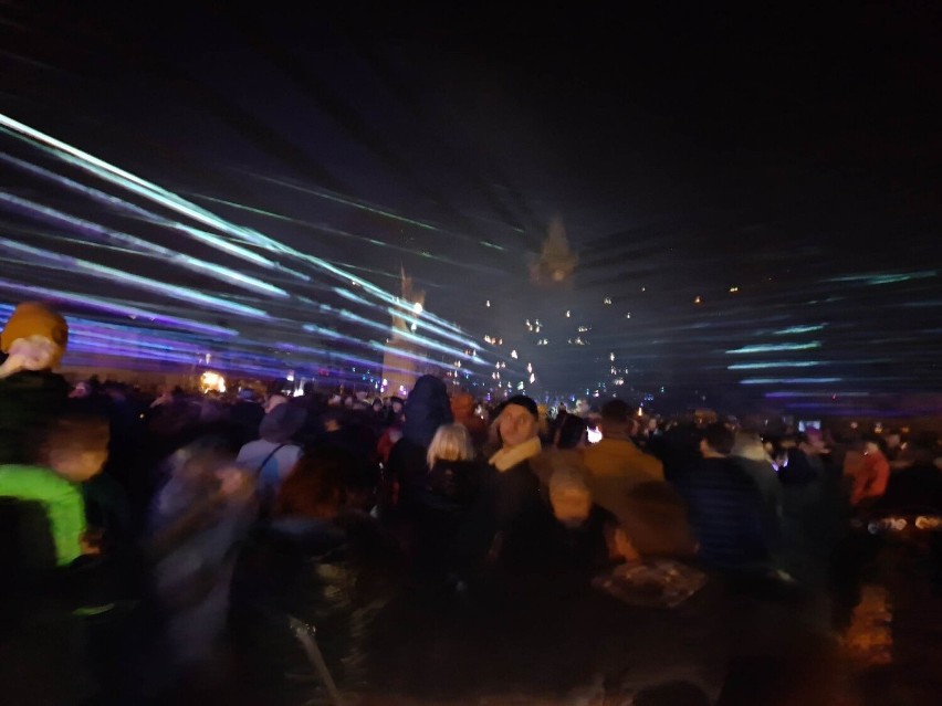 Sylwester 2022/2023 w Końskich. Prawdziwe tłumy przywitały Nowy Rok na Rynku. Były toasty i lasery