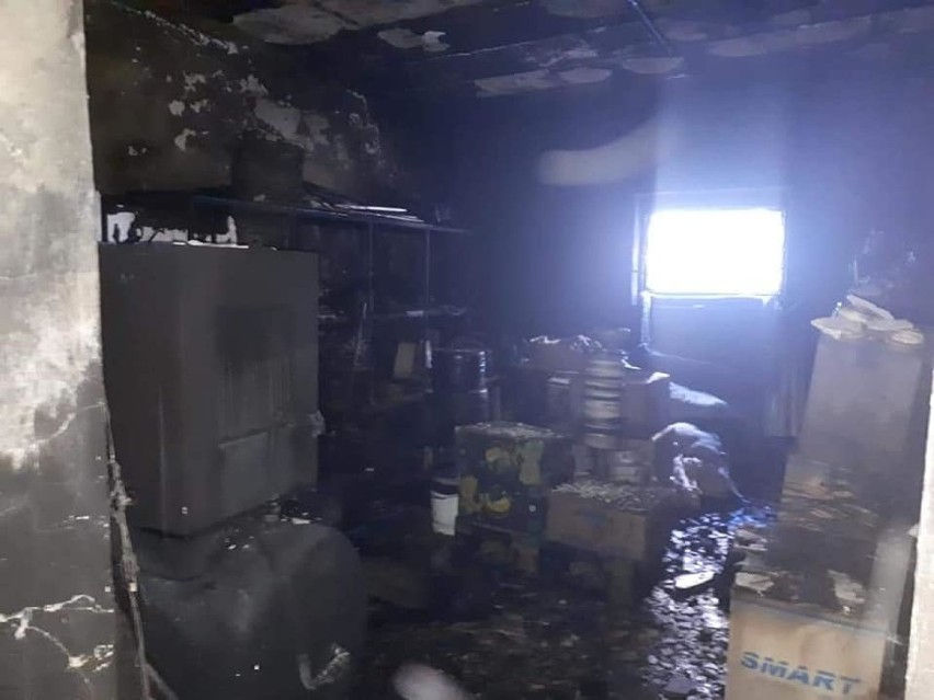 Sadów: w kotłowni zakładu tapicerskiego wybuchł pożar. Interweniowało 13 zastępów strażackich i śmigłowiec LPR [ZDJĘCIA]