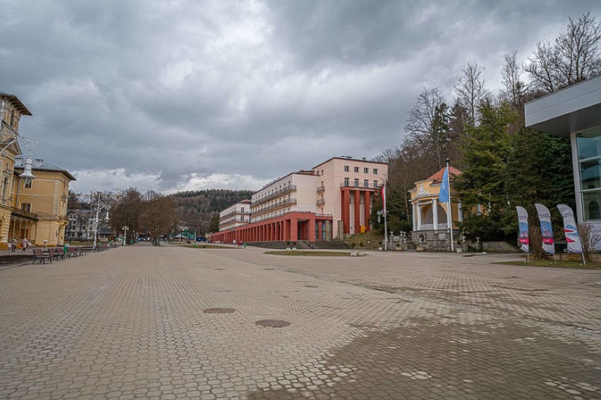 Krynica gotowa na koronawirusa. Odwołane zabiegi w szpitalach, organizują pomoc dla potrzebujących