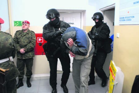 Aresztowani żołnierze zasłaniali twarze. Otuchy dodawali im najbliżsi, którzy przyjechali do sądu w Poznaniu. Fot. S. Seidler
