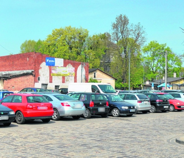 Nowy operator parkingu przy ul. Dworcowej wprowadził limit miesięcznych abonamentów, co nie podoba się kierowcom.