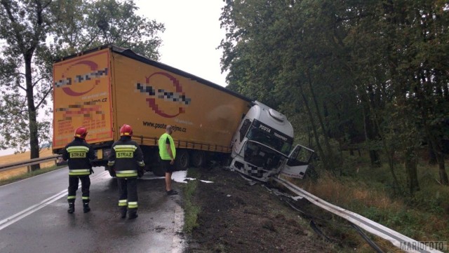 Jak informuje opolski oddział Generalnej Dyrekcji Dróg Krajowych i Autostrad z ciężarówki wyciekły płyny eksploatacyjne. Na szczęście nikomu nic się nie stało.