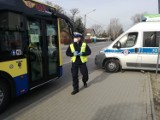 Koronawirus. W Tarnowie policjanci kontrolują, czy autobusami nie jeździ za dużo pasażerów [ZDJECIA]