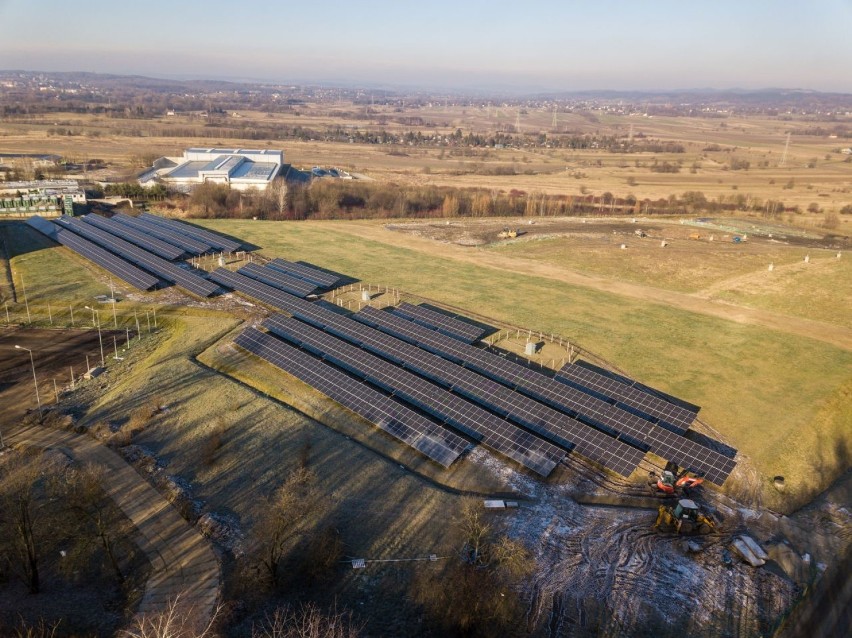 Farma fotowoltaiczna na dawnym składowisku odpadów. Krośnieński Holding Komunalny inwestuje w energię odnawialną