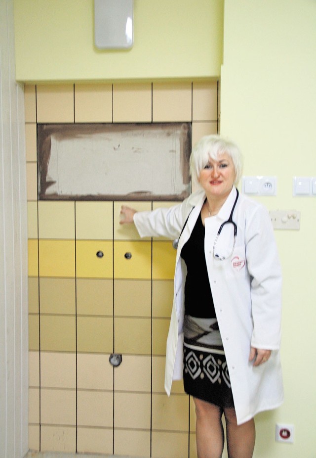 Joanna Sawer-Szewczyk pokazuje remontowaną salę