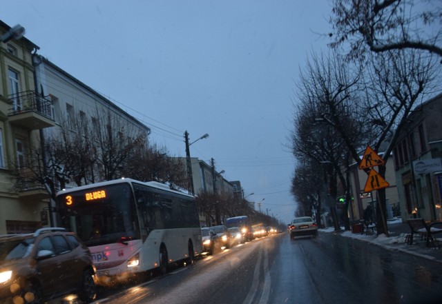 Śnieżyca na ulicach Zduńskiej Woli. Jak długo taka pogoda?