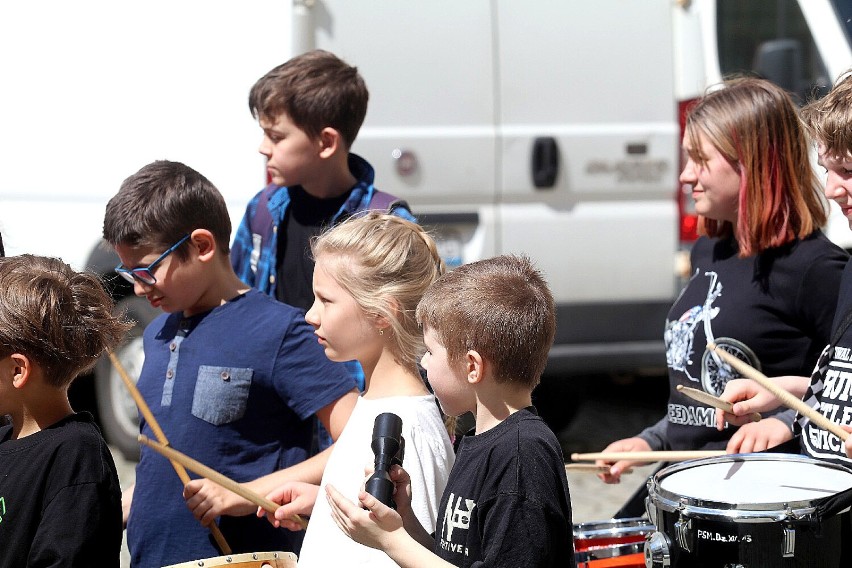 Trwa Festiwal Rytmu "Drum Battle” w Legnicy, parada perkusyjna przeszła ulicami miasta