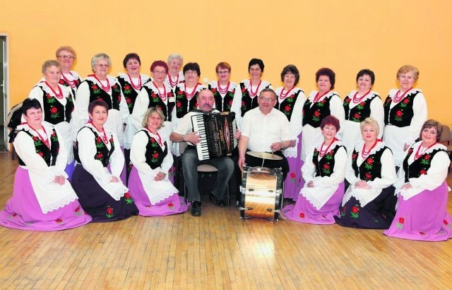 Polne Maki to trzecia nazwa w historii zespołu, podobnie jak stroje, w których obecnie występują amatorzy folkloru z Grębocic.  To zdjęcie zostało zrobione specjalnie na jubileusz