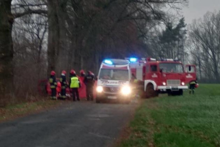 Wypadek śmiertelny. Młoda kobieta z powiatu ostrowskiego wjechała w drzewo, mimo reanimacji nie przeżyła zderzenia