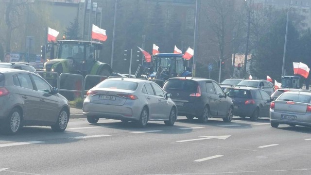 Strajk rolników spowodował ogromne utrudnienia w ruchu drogowym w Radomiu. Zobacz zdjęcia >>>