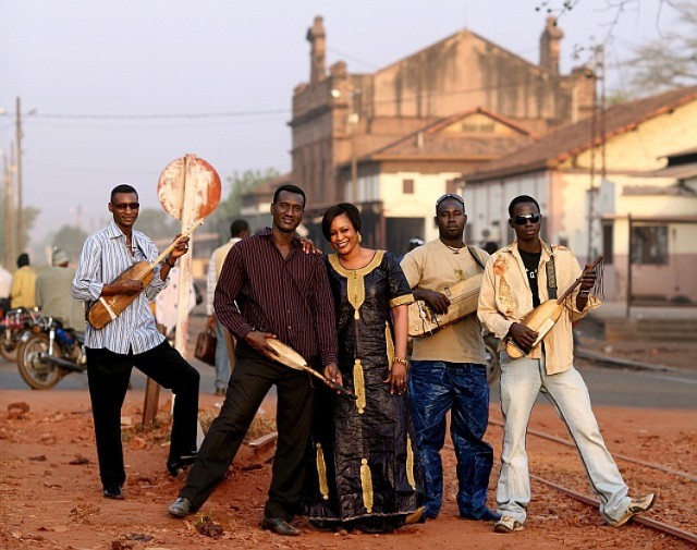 Muzykanci i Bassekou Kouyate z zespołem Ngoni Ba zagrają w ...