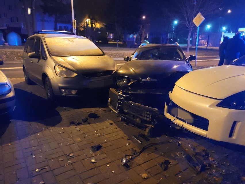 Kierowca stracił panowanie nad pojazdem i wjechał w zaparkowane auta na Klonowej w Oleśnicy (ZDJĘCIA)