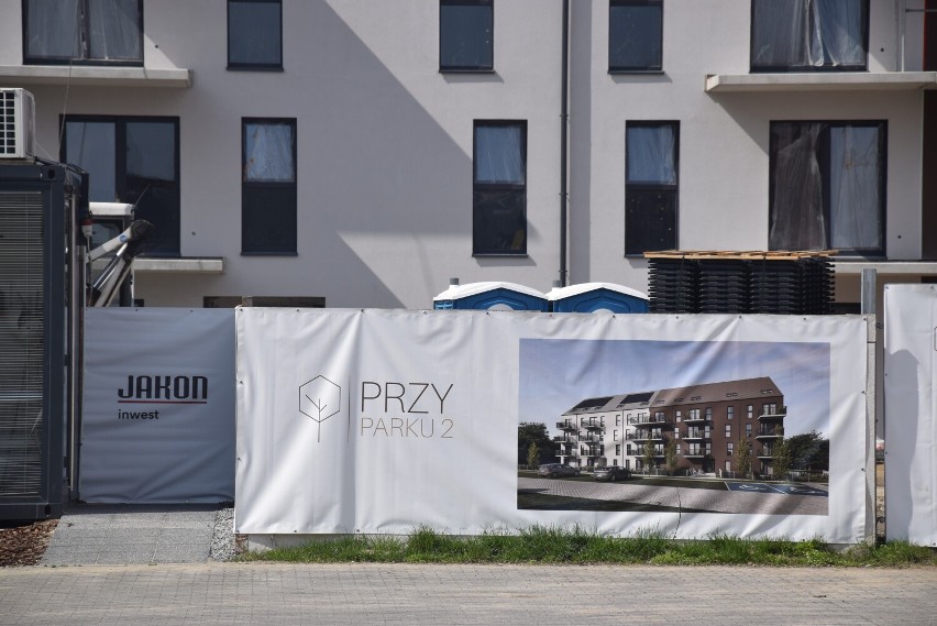 W Brzegu powstają nowe mieszkania. Inwestycja "Przy Parku 2" rośnie w oczach. Ile zapłacimy za metr kwadratowy? [WIDEO]