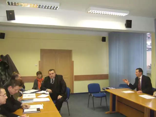 Na posiedzeniu Komisji Samorządowej Rady Miasta, dyrektor Janusz Wacker (z prawej) tłumaczył handlowcom, że jego zdaniem kontrole dokumentów na targowisku przynoszą efekty.