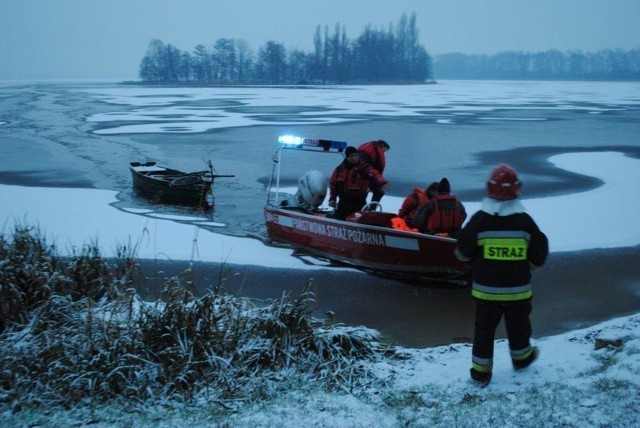 Słupeccy strażacy uratowali człowieka, który próbował przepłynąć jezioro Słupeckie łodzią wiosłową. Był zmęczony i wyziębiony. Na szczęście nic mu się nie stało.

Zobacz więcej: Słupca. Uratowali człowieka na jeziorze [ZDJĘCIA]