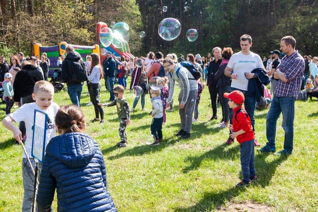 W niedzielę, 7 maja, w Leśnym Parku Kultury i Wypoczynku w Bydgoszczy odbył się Dzień Baniek Mydlanych. Po raz kolejny mieszkańcy mieli okazję do zabawy wśród tysięcy mieniących się barwami tęczy bąbelków.
