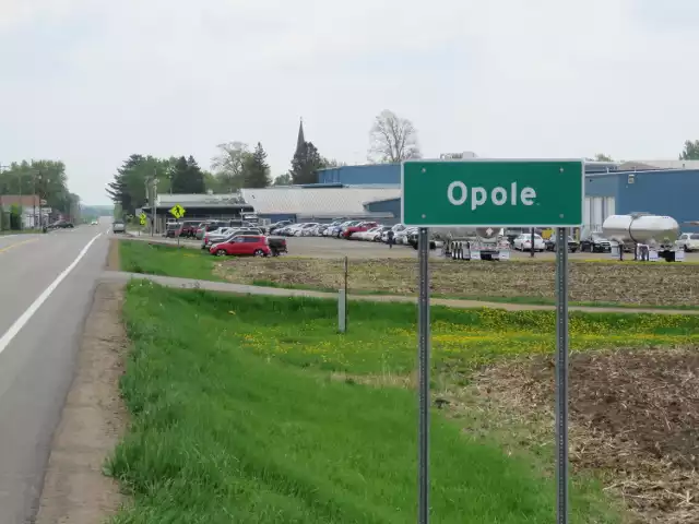 Opole znajduje się w stanie Minnesota w USA. To niewielka społeczność założona w XIX wieku przez emigrantów, znajduje się w hrabstwie Stearns.