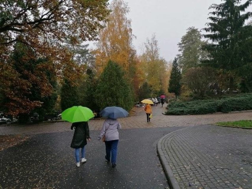 Na nowym i starym cmentarzu zamontowane są kamery oraz...