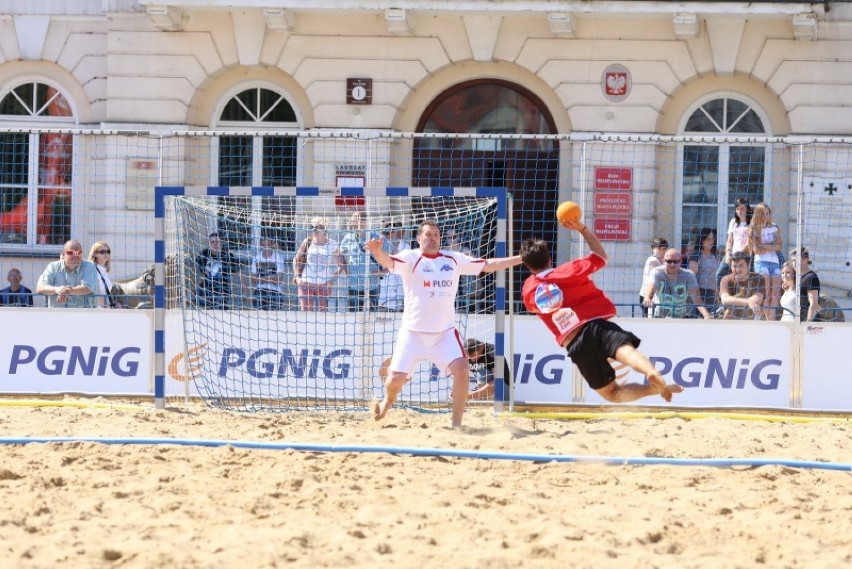 Beach Handball Płock. Budują już plażę przed Ratuszem