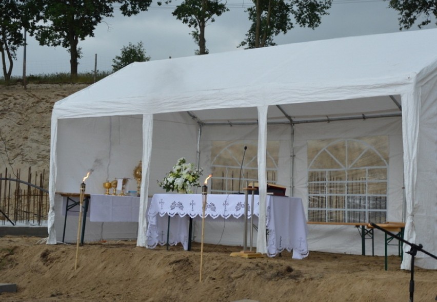 Pierwsza msza św. na budowie nowego kościoła w Niestępowie