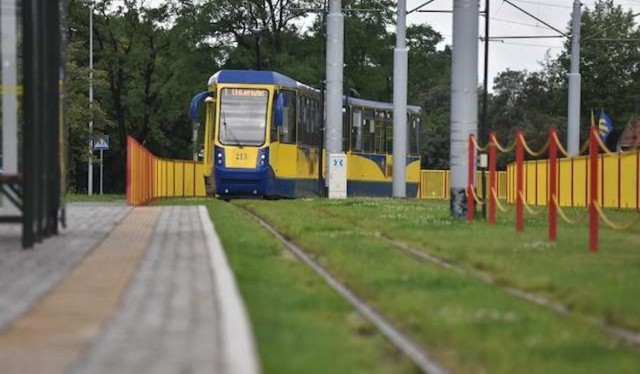 W najbliższą sobotę w godzinach 7-13 będą prowadzone będą wykonywane naprawy sieci trakcyjnej przy ul. Bema i torowiska przy pl. Niepodległości. Ruch tramwajowy na odcinku od ul. Sienkiewicza do al. Solidarności zostanie wstrzymany.

Zobacz też:
Śmiertelny wypadek w Ostaszewie
Bajka kocha wysokie szpilki. Zobacz zdjęcia!
10 propozycji na walentynki w Toruniu
