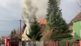 Potężny pożar domu jednorodzinnego pod Wrocławiem [ZOBACZ FILMY, ZDJĘCIA]